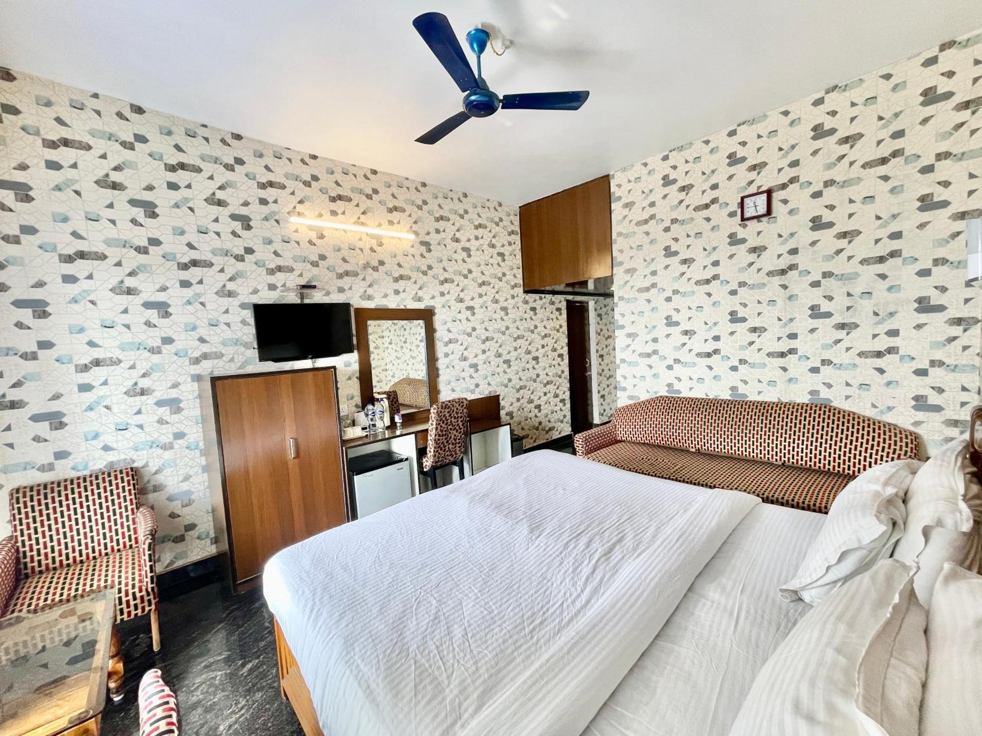 V-i Near Sea , Private-park -gym-spa Fully-airconditioned-hotel Lift-and-parking-facilities Breakfast-included 4* Puri